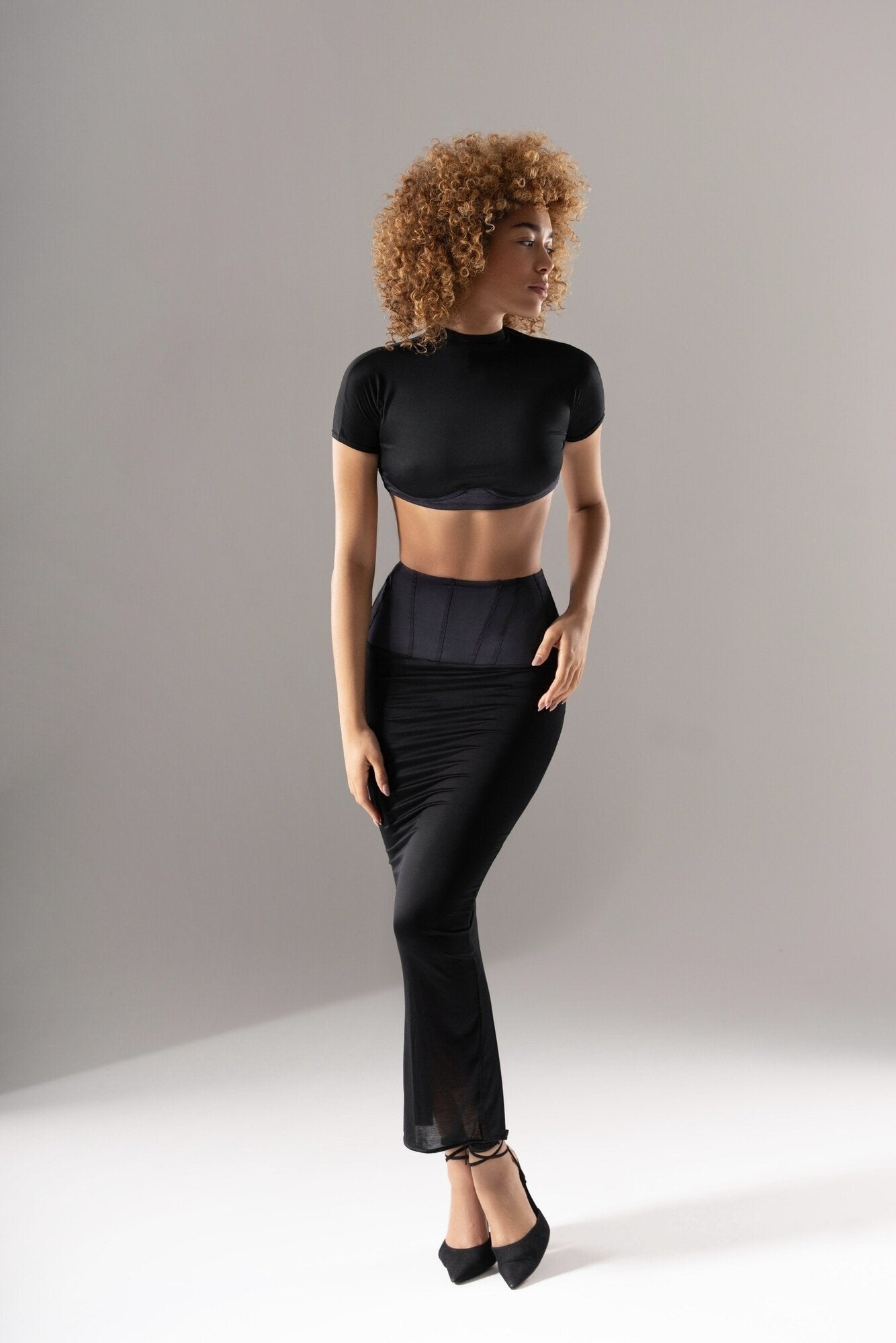 Jupe 03.87 portée avec un crop top noir, silhouette complète vue de face dans un studio clair