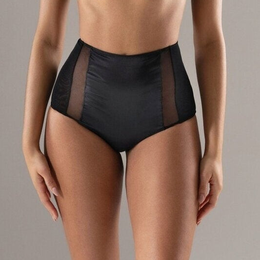 Femme de face portant le shorty 04.17 en soie noire et tulle transparent, coupe taille haute, ambiance studio lumineux.